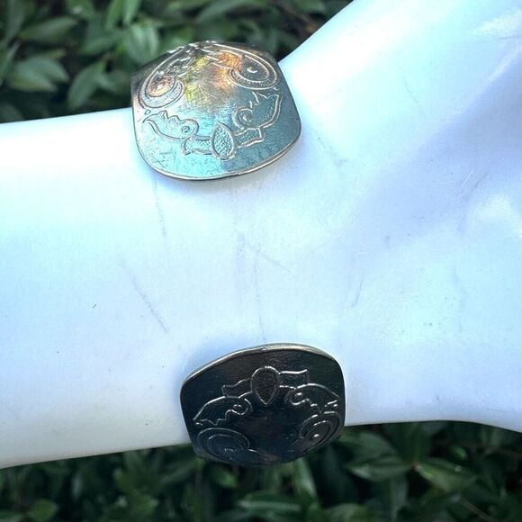 Grey open cuff bangle bracelet - Picture 4 of 7